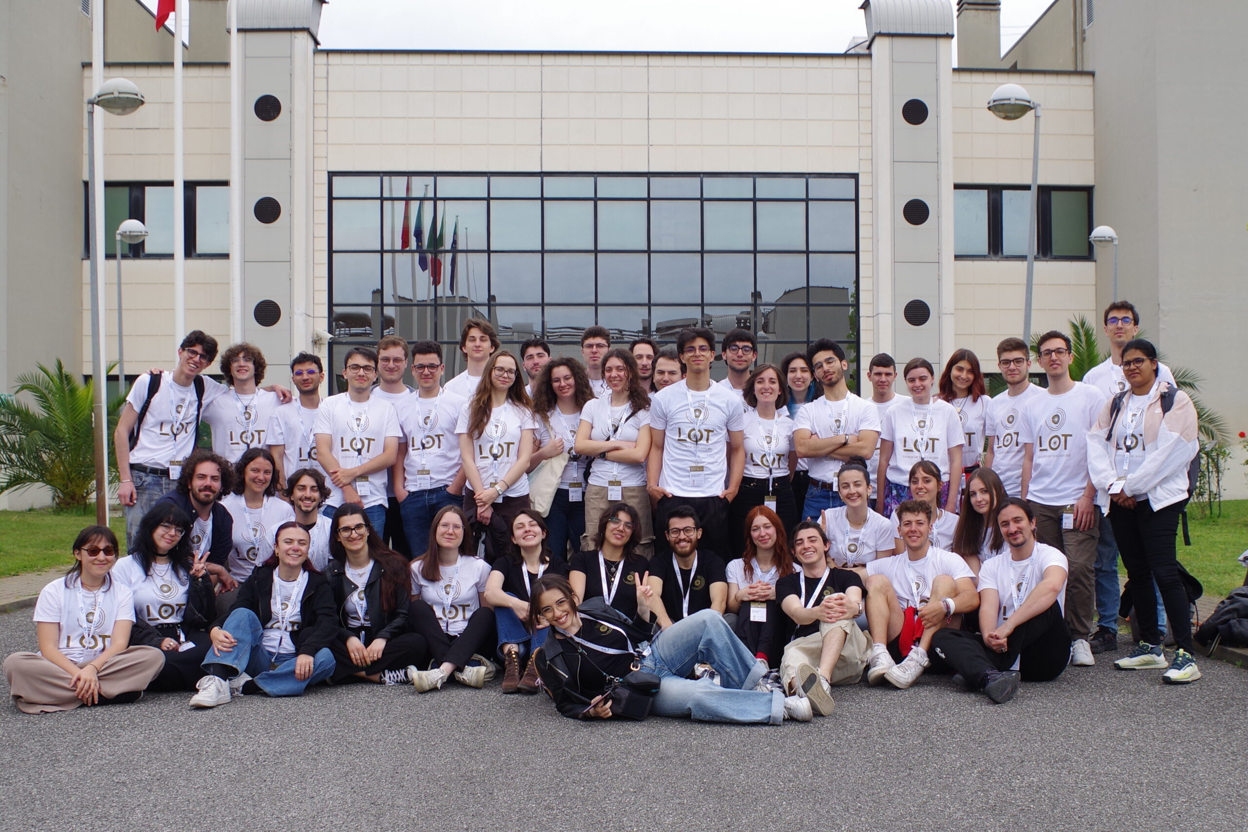 Participants (in white) and Organizing Committee (in black) of Lights of Tuscany 2025 edition,  in front of National Research Center of Optics (CNR-INO) site in Pisa.
